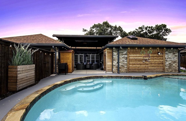 Platinum Escape: Heated Pool, Spa, Game Room, Golf, and Infrared Sauna