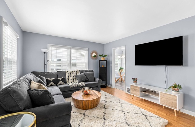Playful and Serene-2 Bedroom home- Walk to the stadium!