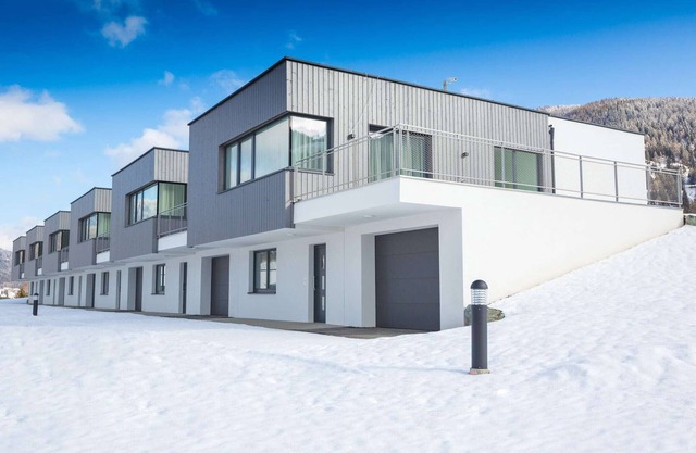 Pleasant chalet on the ski slopes