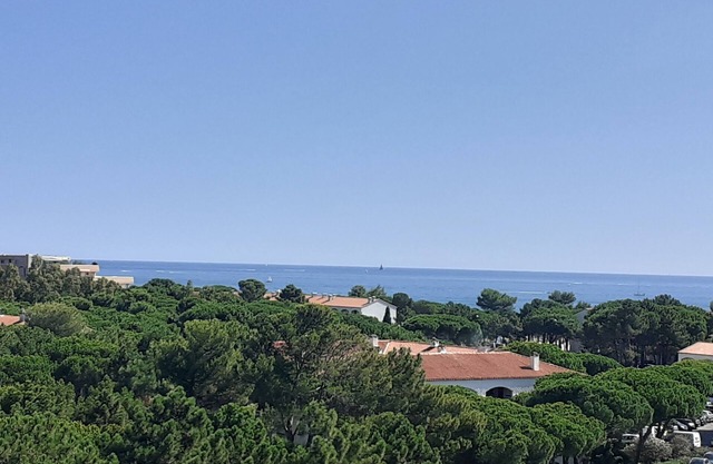 Pleasant, cocooning 3min walk from the beach