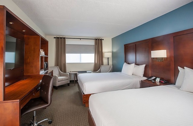 Pleasant Stay, Convenient Location! 4 Relaxing Units, Parking, Hot Tub, Pool