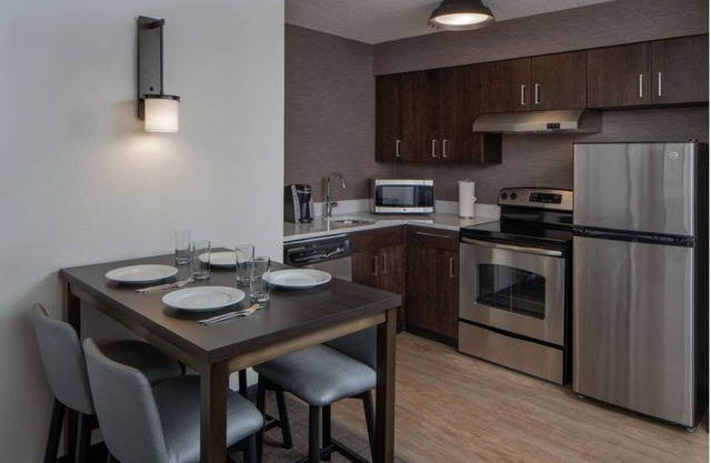 Pleasant Stay! Free Breakfast, Pets Allowed, Near Manassas National Battlefield!
