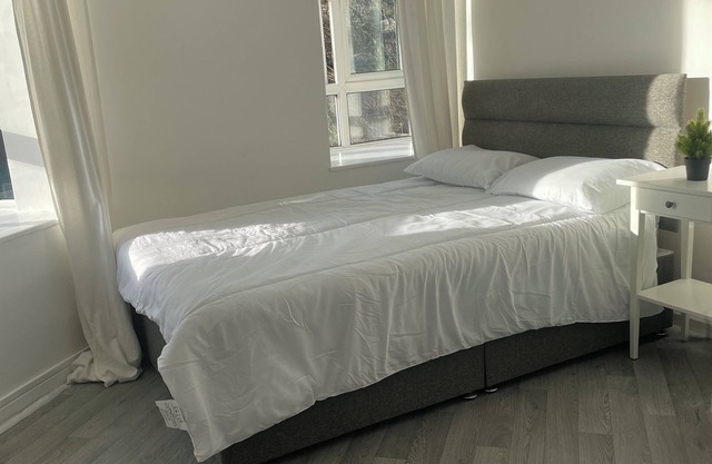 Please do not book. VRBO are refusing to delete the ad.