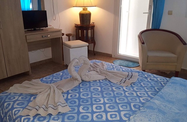 Pleasure ROOMS 3 Person