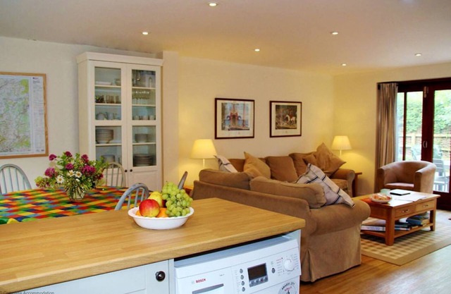 Pleasure Row - a cottage that sleeps 8 guests in 3 bedrooms