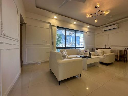 Plush Bandra West - Opulent 3BHK Apartment and Study
