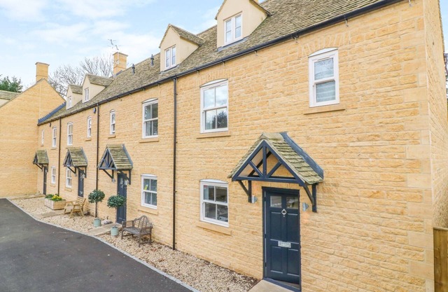 POETS CORNER, family friendly, with a garden in Bourton-On-The-Water