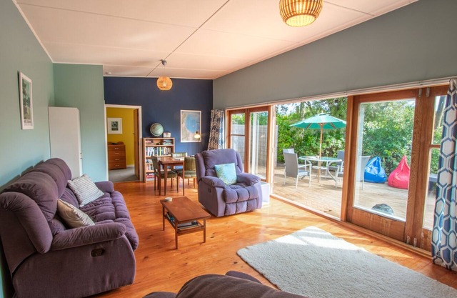 Poharadise - classic family bach near the beach, pet friendly