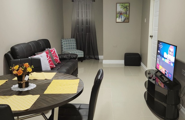 Polaris Courts.New Smart 2 Bedroom Apartment 2 min from airport