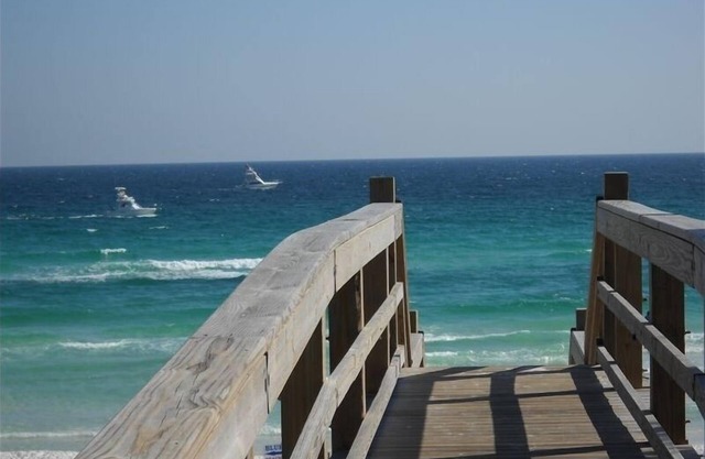 Pompano Paradise, Sleeps 6 Pet Friendly, Steps to the Beach