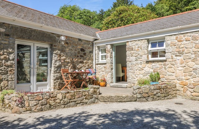 POND COTTAGE, with a garden in Truro