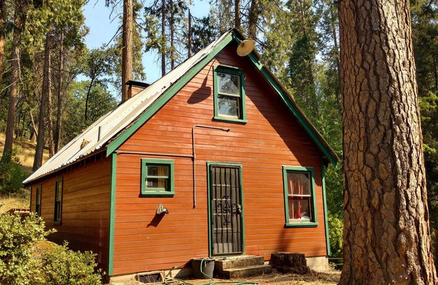 Ponderosa Cabin ~ rustic comfort + WiFi by Sequoia & Kings Canyon National Parks