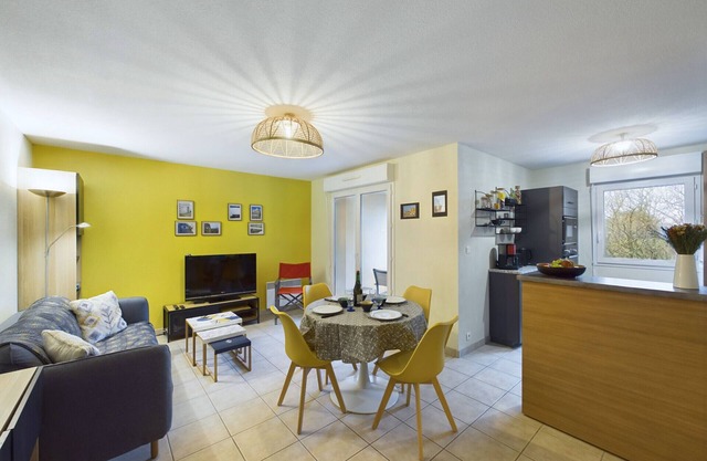 Pont L'Abbé, flat for 4 with a balcony