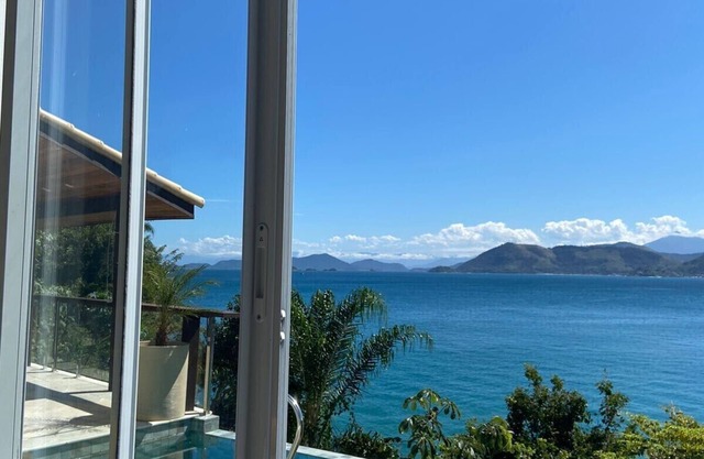 Ponta Leste - Beautiful house on the coast of Angra in a closed condominium with beach.