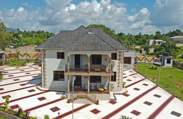 Pool- 5Br/4Ba- Balcony- Garden- AirCon- Parking
