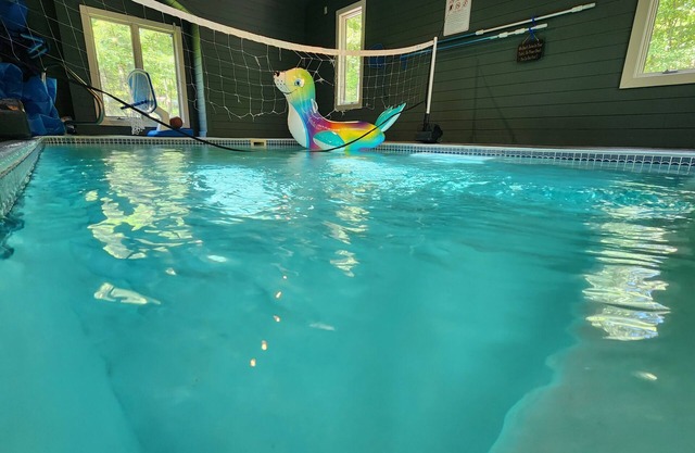 Pool, 6min to WISP, 10min to shopping; lakefront