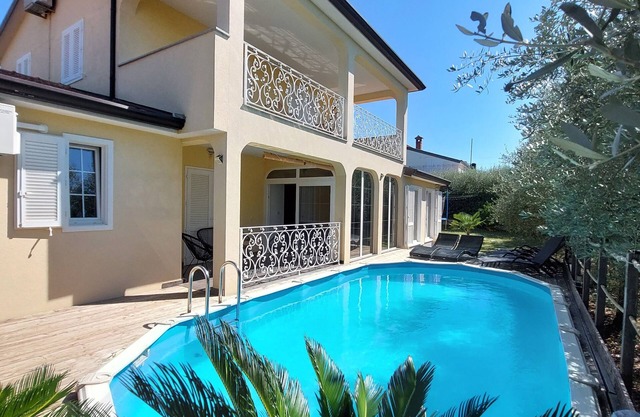 Pool, air conditioning, villa in green and family-friendly surroundings