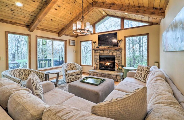 Pool and Lake Access Idyllic Cottage in Newland