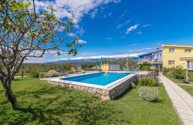 Pool apartments w/ 2000m fully fenced garden *Nika