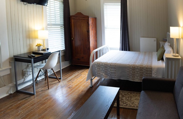 Pool Cottage in Historic Old Town Beaumont