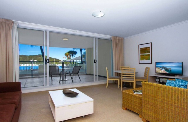 POOL DELIGHT - ETTALONG BEACH RESORT