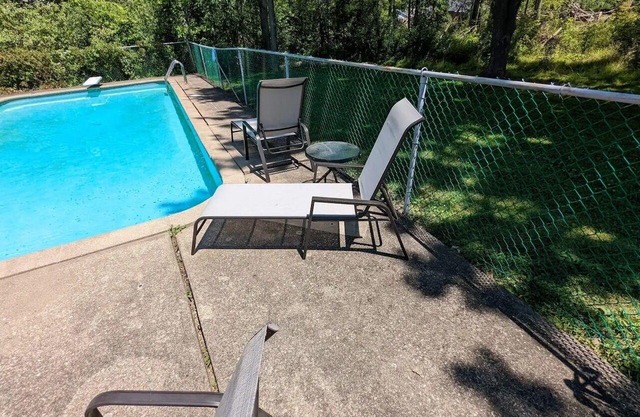 * Pool Escape ~ Close to Waverly Beach & Trails