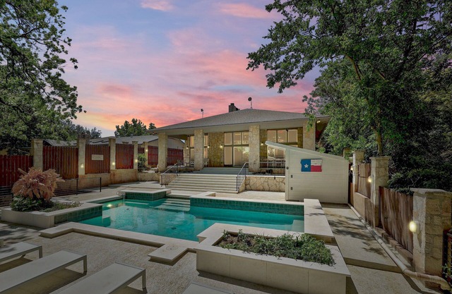 Pool, Fire Pit, + 2 Story Dock on Lake LBJ