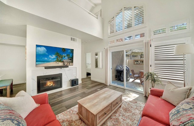 POOL! Fireplace! 10 Minutes to Beach! Come Explore Laguna Niguel! PALM COURT!