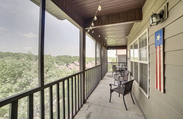 Pool & Fishing Lake Access: Branson West Condo