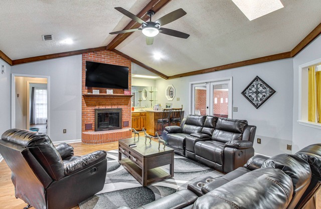 Pool + Gameroom: Family Fun Retreat in Hinesville!