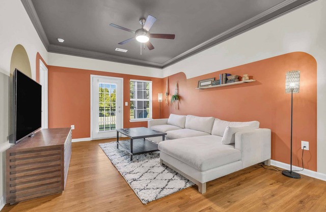 Pool, Gym & Central Location! 2- King Beds