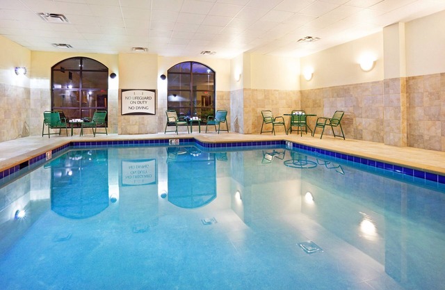 Pool & Gym. Near University of Tennessee