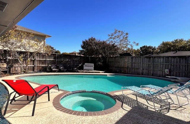 Pool, Heated spa, Pickleball court, BBQ, Sleep 16