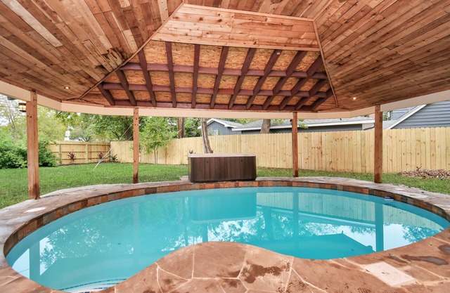 Pool & Hot Tub - 4 BR Luxury Home in Friendswood! Close to top attractions!