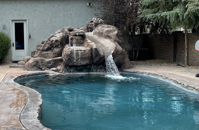 Pool, hot tub, fast access to ski resorts and other fun spots. Cozy and warm
