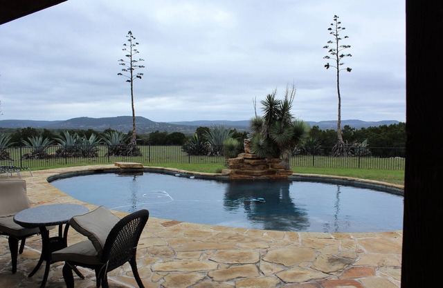 Pool, Hot tub, Incredible Views, stocked fishing pond, 6 bedrooms, Sleeps 17!