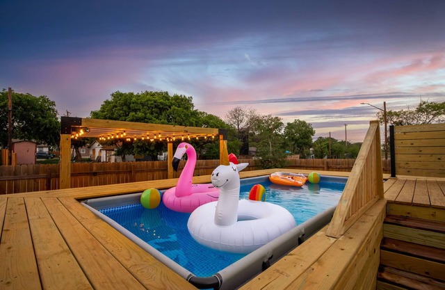Pool-MovieTheater-KING BED & 5 minutes from the Alamodome & Riverwalk