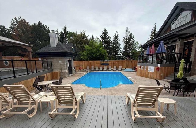 Pool Side Retreat - Outdoor Pool/Shuttle to Blue