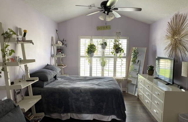 Pool w/slide, low fees, free golf cart, pets welcome. 10 blocks beach-near Mayo.