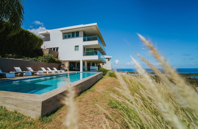 Pool, Walk out Patio Area w/Kitchen,Great for Families,WIFI, Large Villa, Close to Seven Seas Beach