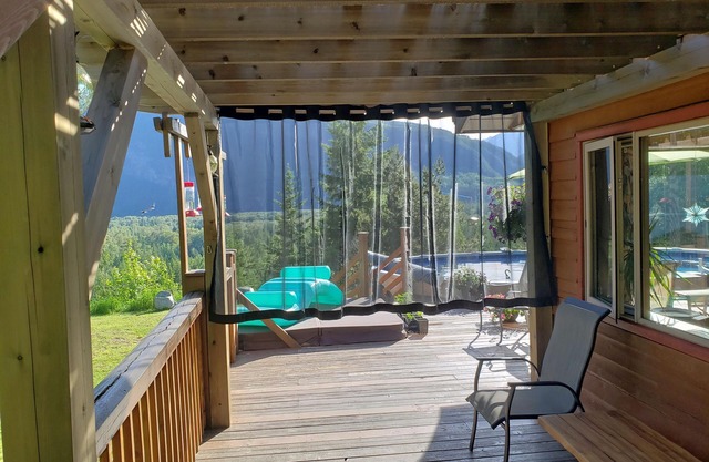 Pool;wilderness; view of mountains, lake, river;hot tub, sauna;privacy;hiking!