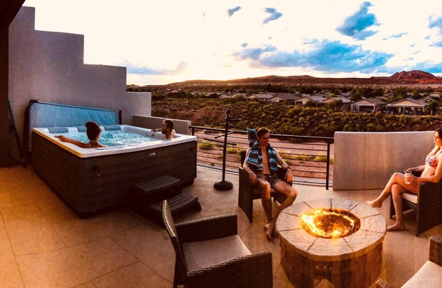 POOLS ARE OPEN! Zion, Red Rocks & Dunes, Golf, HOT TUB, Blue Skies & FREE WiFi!
