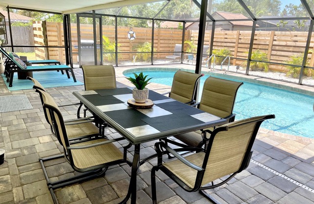 Poolside Oasis- with heated pool-7 min to beach-2 bikes-very private