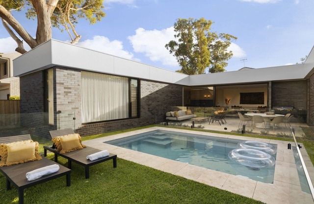 Poolside Retreat, TOP NOTCH