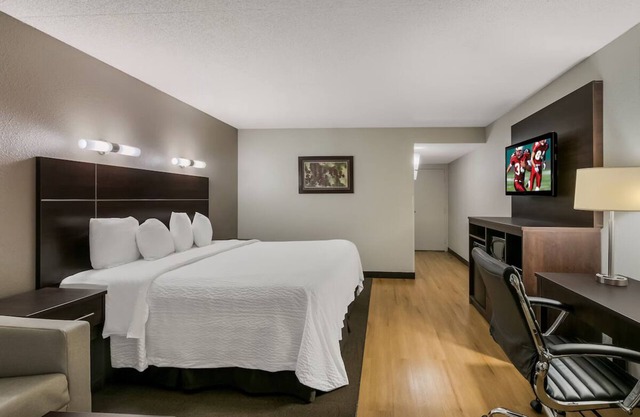 Poolside Room Ideal for Romantic Couple Retreat | Free Breakfast