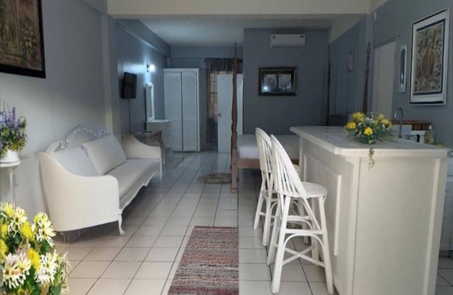 Poolside Suites 5-Mins from the Beach w/AC & Wi-Fi