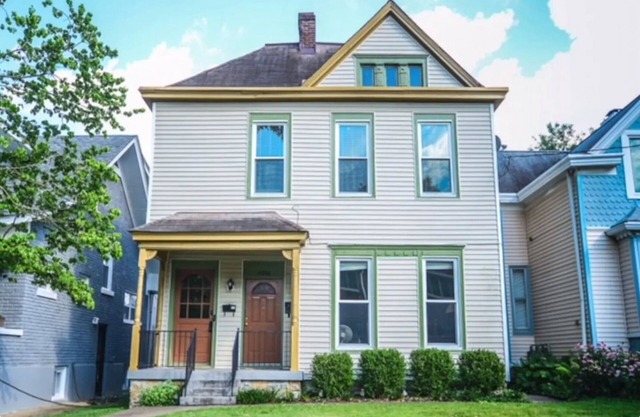 Pop art apartment in old Victorian steps from Bardstown Road.