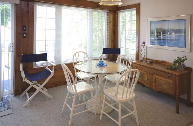 Poplar Beach Lakefront Cottage!