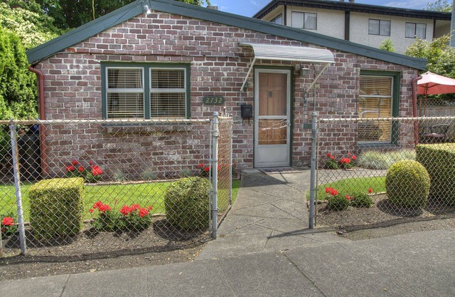 Popular Alki Beach Seattle Vacation House, Walk to Restaurants