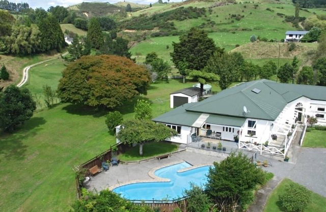 Poripori Homestead rural and close to the city